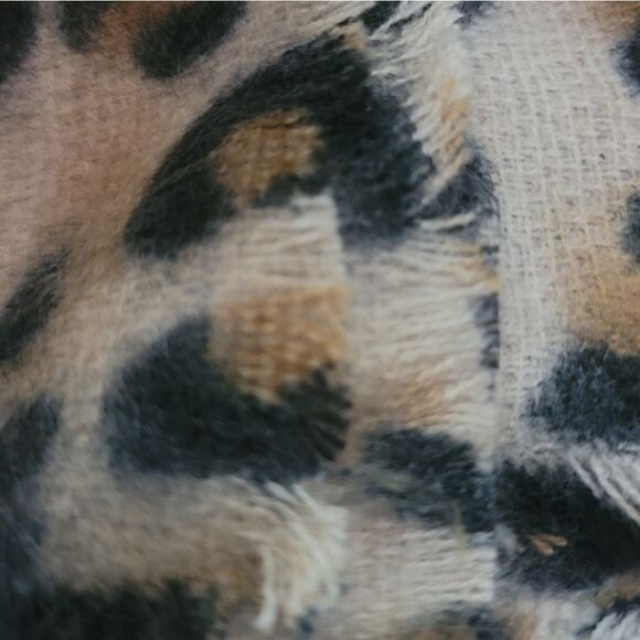 Soft and cozy animal print scarf - Picture 5 of 7